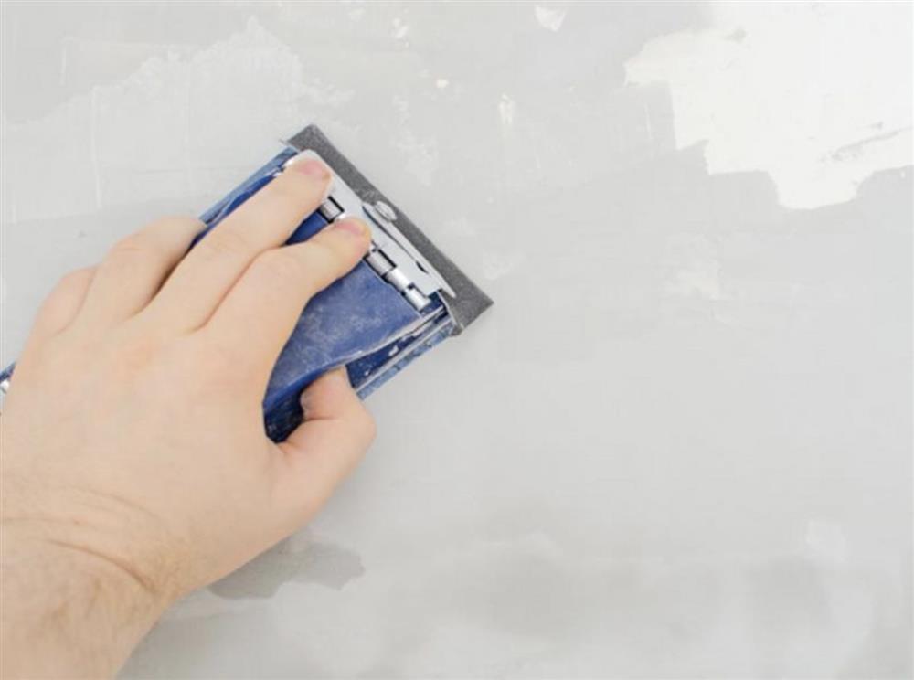 Vệ sinh bề mặt là bước quan trọng để đảm bảo sự kết dính của lớp sơn